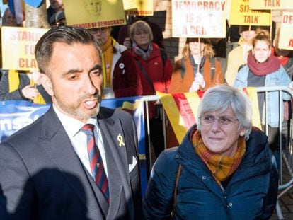 La exconsejera de Educación catalana, Clara Ponsatí, junto a su abogado este jueves a las puertas de la comisaría de Edimburgo.