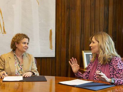 La decana del Colegio de Registradores, María Emilia Adán y la directora general de la Fábrica Nacional de Moneda y Timbre, María Isabel Valldecabres.