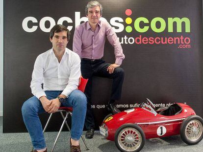 Iñaki Arrola, fundador de Coches.com, junto a Gerardo Cabañas, nuevo director general de la web de clasificados, en la sede de la compañía.