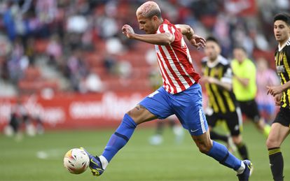 El delantero del Sporting Eric Ramírez, este domingo contra el Zaragoza en El Molinón.