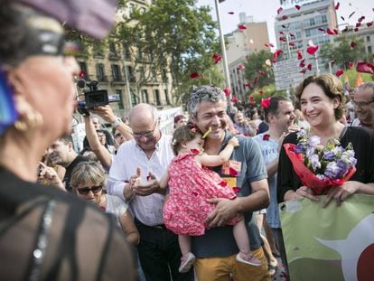 La alcaldesa Ada Colau y el secretario de Igualdad, Oriol Amorós, en la marcha del viernes.