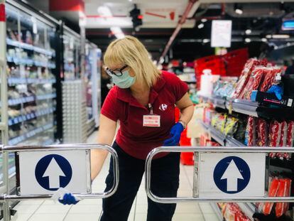 Una trabajadora desinfecta un supermercado en marzo de 2020.