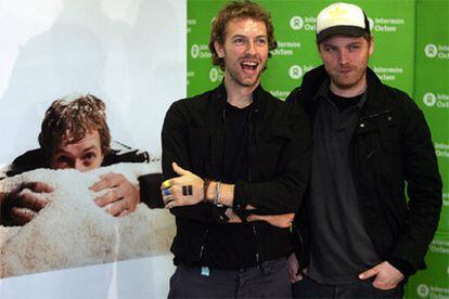 Chris Martin (izda.) y Jonny Buckland, de Coldplay, durante la presentación de la campaña de Intermon-Oxfam.