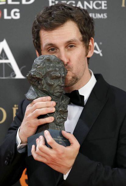 El actor y director, Raúl Arévalo, posa tras recibir el Goya a la mejor dirección novel, por su película 'Tarde para la ira'.