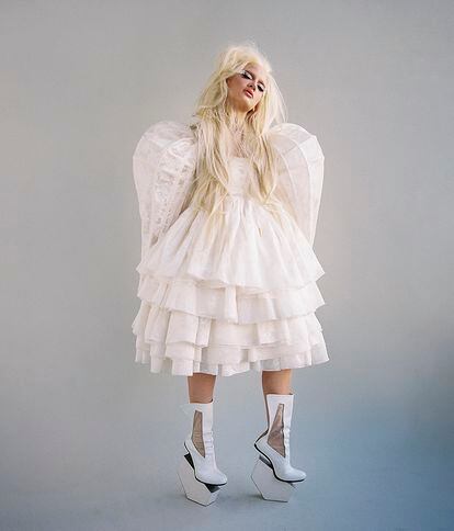Luna Ki, que el 31 de marzo llevará su nuevo espectáculo a la Sala But de Madrid, lleva vestido ‘babydoll’ con volumen en las mangas de ANA LOCKING y botas con plataforma geométrica de CAROLIN HOLZHUBER.