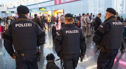 Polic&iacute;as austriacos patrullan en el aeropuerto internacional de Viena, Austria.