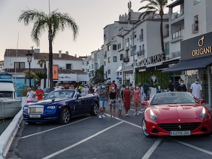 En Puerto Banús se ven Porsches y Rolls Royce pasando casi en silencio, mientras muchos restaurantes permanecen cerrados.