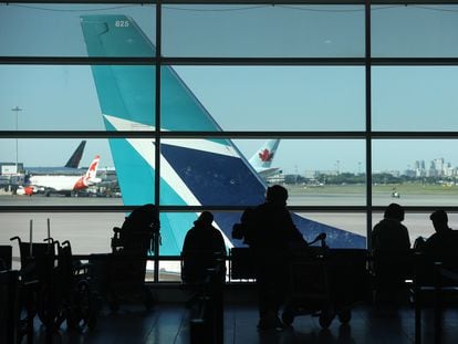 Viajeros esperan el embarque de su vuelo en el Aeropuerto Pearson en Toronto (Canadá).