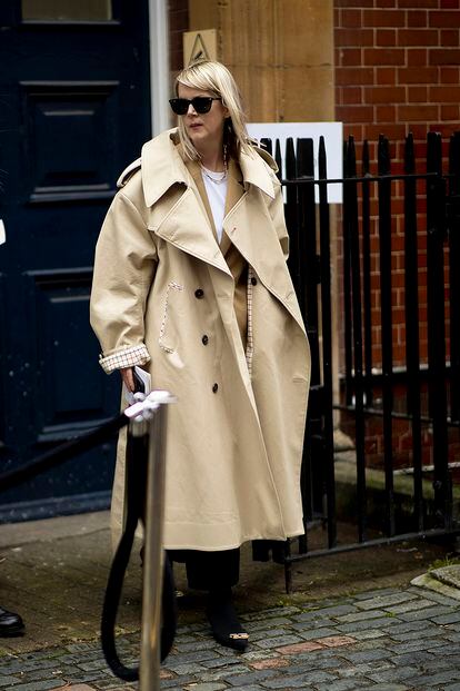 Las gabardinas también se apuntan a la amplitud de proporciones. Bien lo sabe Laura Ingham, editora de la edición británica de Vogue. El truco para llevarlas en pleno invierno pasa por superponerlas a otro abrigo o chaqueta. La suya es de Maison Margiela.