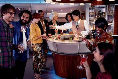 En Emirates, además de ducha hay un bar, el Onboard Lounge, donde los pasajeros de primera pueden tomar copas con otros pasajeros de primera y ser así de felices.