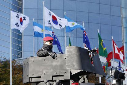 Un policía vigila la sede donde hoy y mañana se celebra el G-20 en Seúl (Corea del Sur).