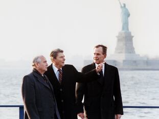 Mijaíl Gorbachov, Ronald Reagan y George Bush, durante una visita en 1985 del exlíder soviético a Nueva York.