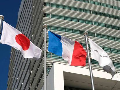 Banderas de Japón, Francia y Nissan en la sede de esta en Yokohama.
