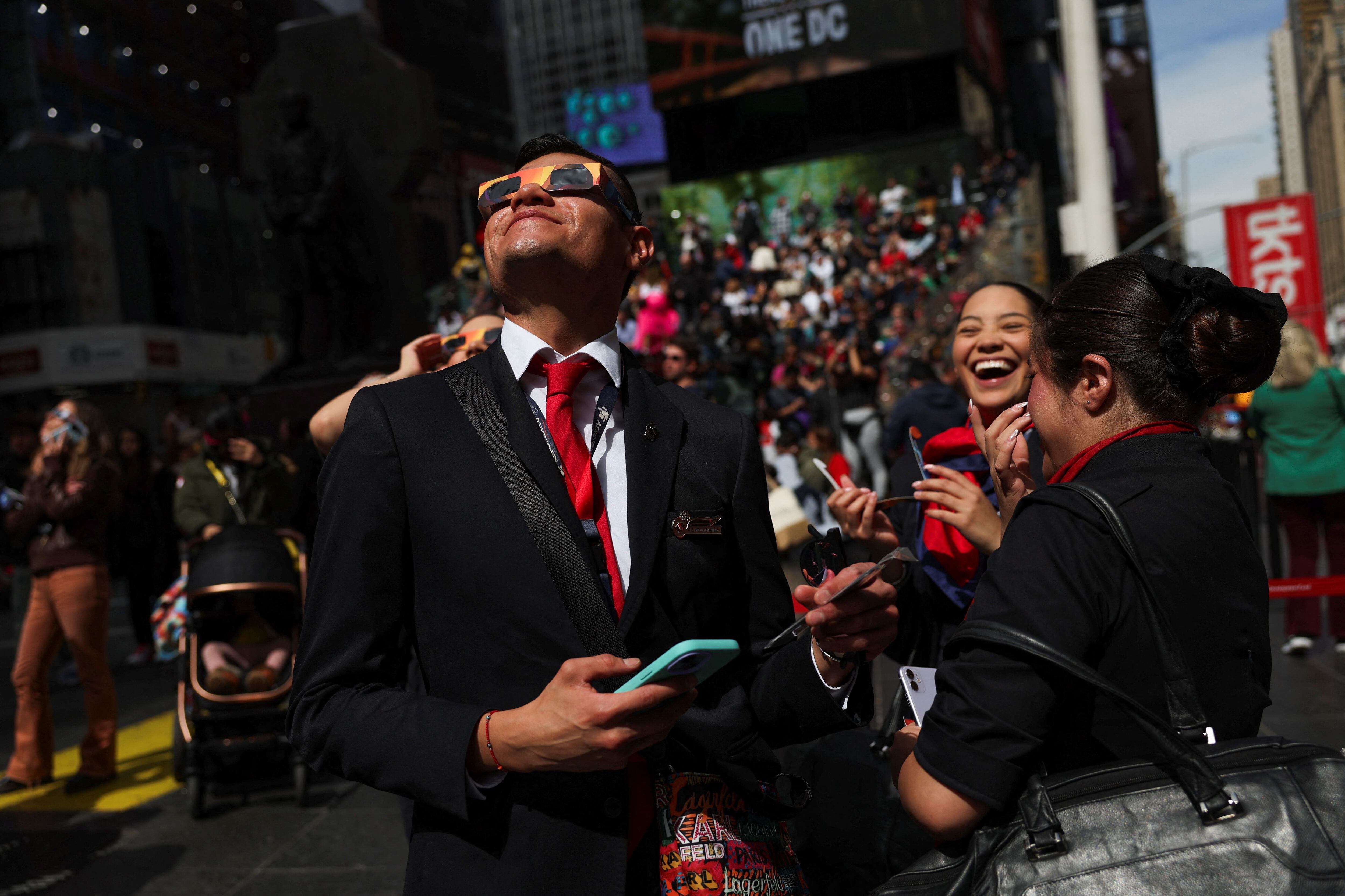La gente se reúne para ver el eclipse en Nueva York.