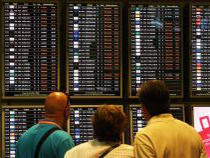 Paneles informativos con vuelos retrasados en las llegadas de la T2 del aeropuerto Adolfo Su&aacute;rez Madrid-Barajas.