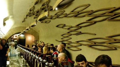 Interior del restaurante Bir&Fud, especialista en cervezas artesanales, 'supplí' y filetes de bacalao.