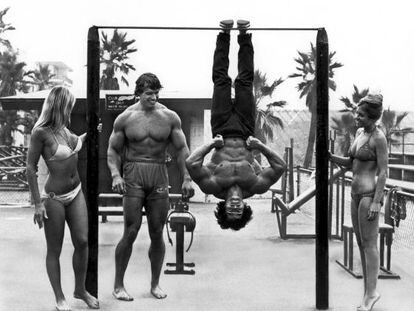 Arnold Schwarzenegger, exhibiendo su talento f&iacute;sico ante Robert Fiore en 1975: ten&iacute;a casi 30 a&ntilde;os, buena edad para muscular