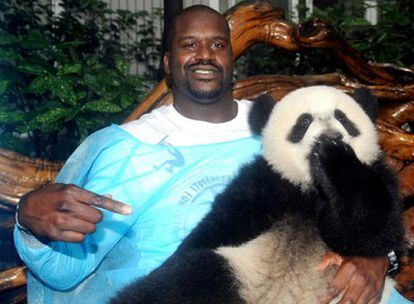 El jugador posa con un oso panda en una visita a China la semana pasada.
