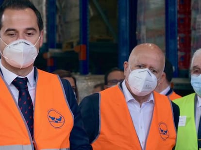 Ignacio Aguado, vicepresidente de la Comunidad de Madrid; Hilario Albarracín, presidente de KPMG, y Francisco García, presidente de la Fundación Banco de Alimentos de Madrid, en un almacén de esta ONG.