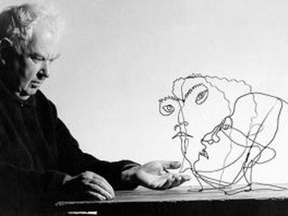 El artista Alexander Calder con una de sus obras.