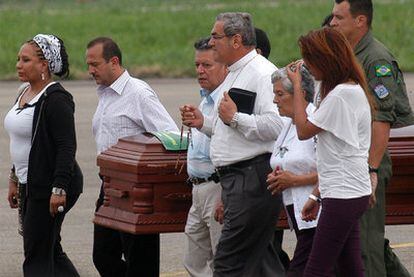 El ataúd con los restos de Guevara, custodiado por su familia y la senadora Piedad Córdoba, a su llegada al aeropuerto de Villavicencio.