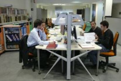 Empleados de una pyme en el centro de trabajo.