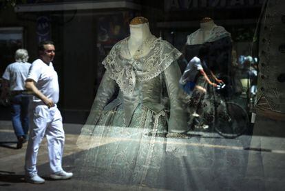 Un traje de valenciana, confeccionado en seda, en el escaparate de una de las tiendas de la ciudad.