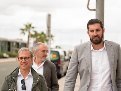 El consejero de Industria, Comercio y Empleo de la Junta de Castilla y León, Mariano Veganzones, de Vox (a la izquierda), junto al candidato de ese partido en Murcia, José Ángel Antelo.
