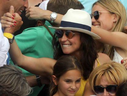 María Francisca Perelló, con sombrero blanco, en Roland Garros.