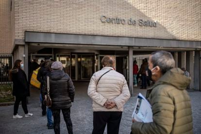 Cola de pacientes este lunes en la puerta del centro de salud Los Yébenes, en Madrid.