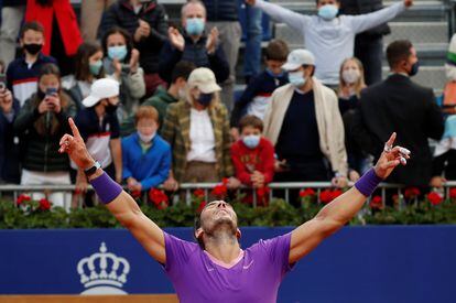 Rafael Nadal celebra la victoria ante el griego Stéfanos Tsitsipás, al final del partido.