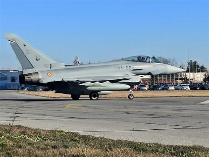 Un caza Eurofighter del Ejército del Aire español en la base aérea a Graf Ignatievo, en Bulgaria, el pasado febrero.