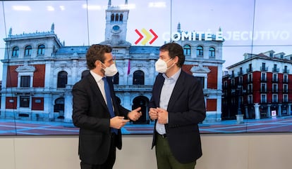 The leader of the Popular Party, Pablo Casado (left), together with the president of Castilla y León, Alfonso Fernández Mañueco, during the meeting of the party's National Executive Committee, on December 29.