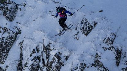 El esquiador freerider Aymar Navarro, en Baqueira Beret, en el municipio de Alto Arán, en el Pirineo catalán.