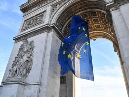 La bandera europea ha ondeado bajo el Arco del Triunfo solo unas horas, hasta este domingo