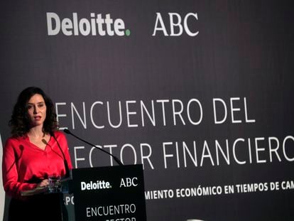 La presidenta de la Comunidad de Madrid, Isabel Díaz Ayuso, da un discurso durante el Encuentro del Sector Financiero celebrado este martes en Madrid.