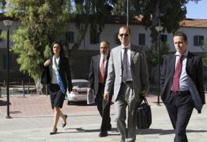 Delia Velculescu (i), la delegada del Fondo Monetario Internacional (FMI), el representante del Banco Central Europeo (BCE) Philip Rother (2d) llegan acompañados de otros delegados al Ministerio de Finanzas en Nicosia, Chipre. EFE/Archivo