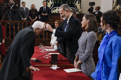 El rey Felipe VI entrega el Premio Cervantes 2023 al escritor Luis Mateo Díez en presencia de la reina Letizia, durante la ceremonia de entrega del galardón, este martes en el Paraninfo de la Universidad de Alcalá de Henares. 
