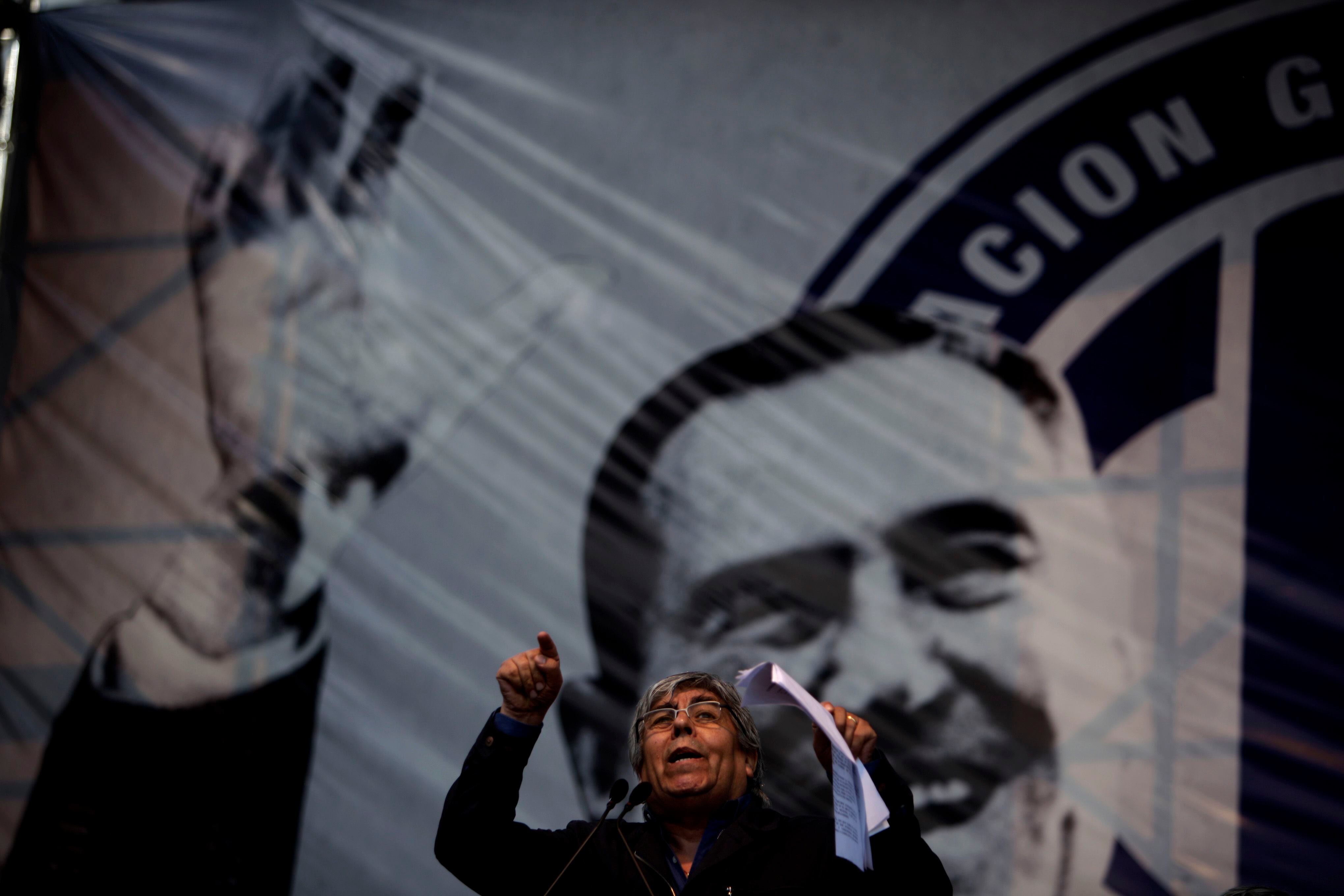 Hugo Moyano pronuncia un discurso durante una manifestación por el Día del Trabajo en Buenos Aires (Argentina), en abril del 2011.