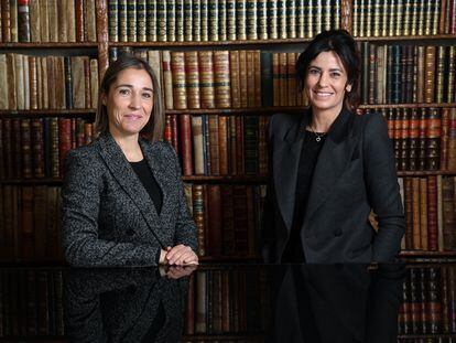 Belén y Alicia Bardón, tercera generación tras el mostrador de la Librería Bardón, en Madrid.