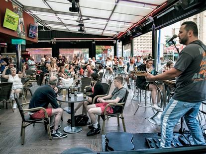 Decenas de turistas británicos, en un local en el centro de Benidorm con música en directo, el martes.