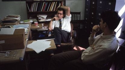 Noam Chomsky fumando en pipa en su despacho del MIT en 1969. En vídeo, perfil de Tom Wolfe.