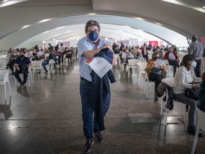 Una persona tras recibir la vacuna, en el primer día de la vacunación masiva en Valencia, este lunes.