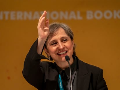 La periodista mexicana Carmen Aristegui participa en una mesa de dialogo el día 01 de diciembre de 2021 en la Feria Internacional del Libro de Guadalajara. 