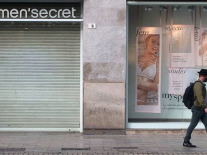 Un comercio textil cerrado en Málaga.