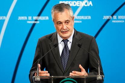 El presidente de la Junta, José Antonio Griñán, en su comparecencia tras conocer que el Tribunal Constitucional anula el traspaso de las competencias del Guadalquivir.