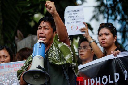 Activistas filipinos muestran su solidaridad al pueblo palestino durante una manifestación en Quezon, este de Manila (Filipinas) hoy, 15 de mayo de 2018. 