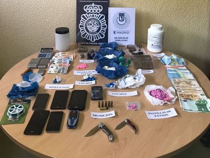 Drogas, dinero y armas decomisadas en ambos pisos.