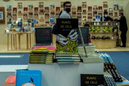 Punto de Cruz, libro de la autora Jazmina Barrera en la Feria Internacional del Libro de Guadalajara. 