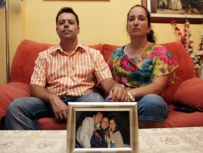 Rafael y Tatiana, junto a una foto de ellos con Harold, en su domicilio de Madrid.